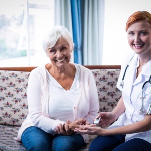 doctor-testing-a-patients-glucose-level-using-a-digital-glucometer doctor-testing-a-patients-glucose-level-using-a-digital-glucometer